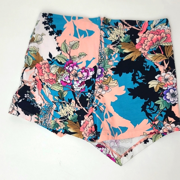 Guess Floral Tropical Pattern Mini Skort - Picture 2 of 4
